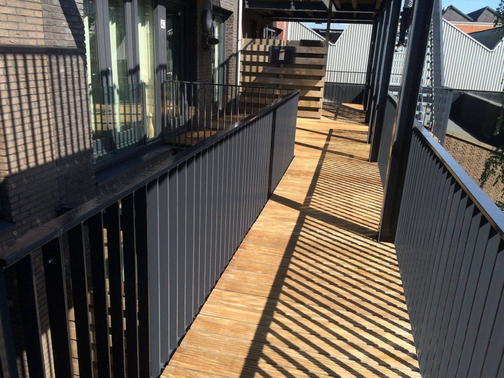Behandeling hardhouten steiger planken – VVE Weteringstraat