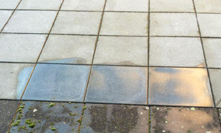 Terras schoonmaken; een typisch klusje voor het voorjaar